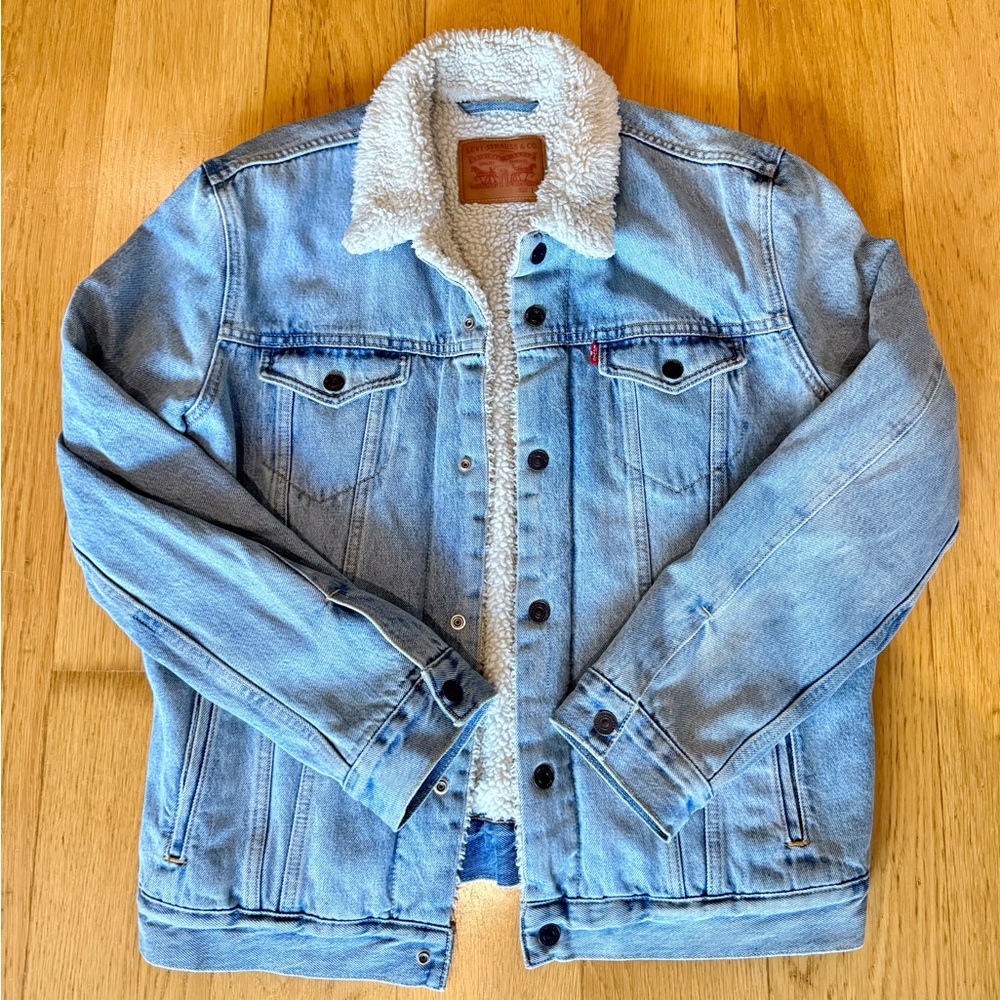 Vintage Levi's Men’s Faded Denim Jacket with Fleece Collar - Large